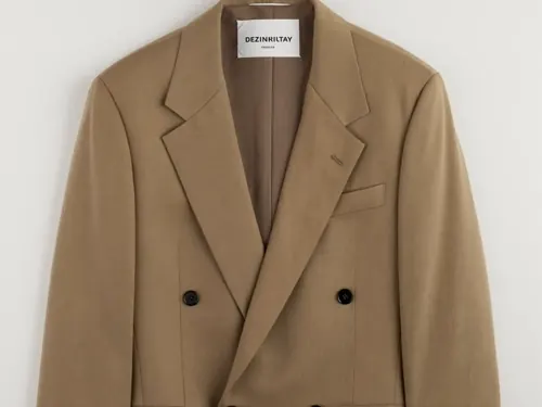 Reference image for "studio fashion, brutalist concrete"